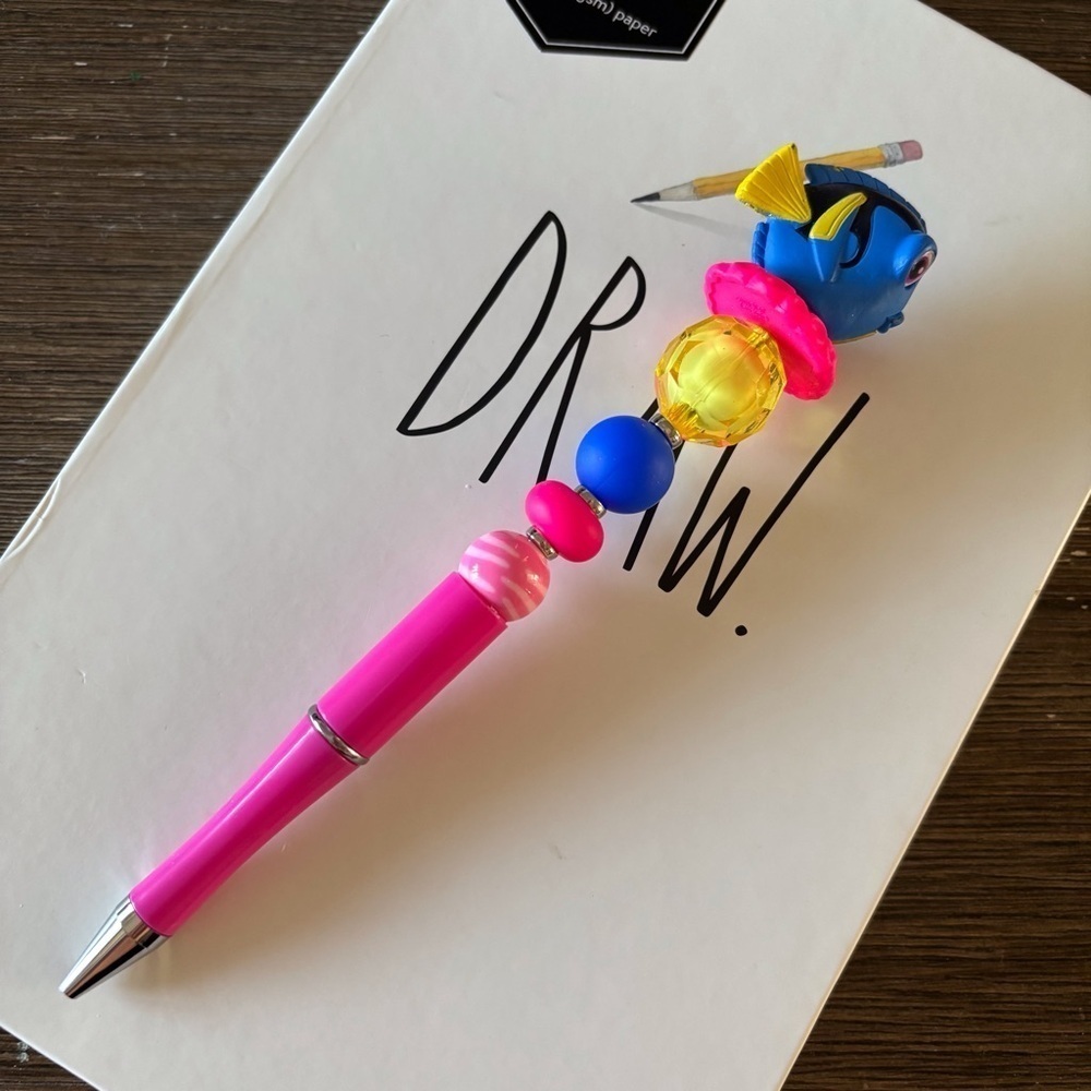 Disney Doorables: Finding Nemo: Dory handmade beaded pen - Picture 2 of 3